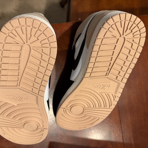 Nike- WMNS AIR JORDAN 1 retro hi og Latte Sz 12 - Picture 3 of 7